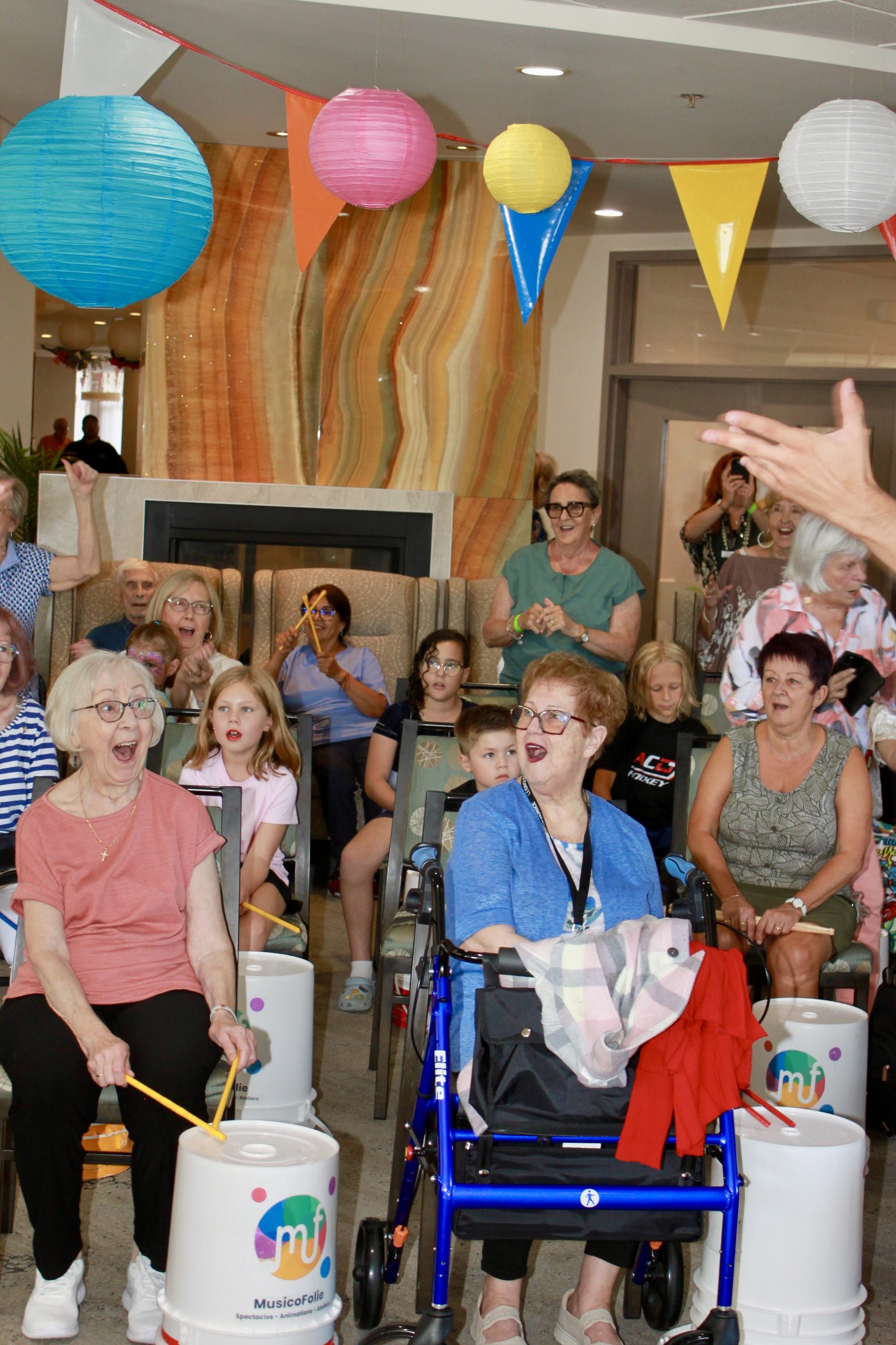 Groupe d'aînés participant joyeusement à un atelier musical