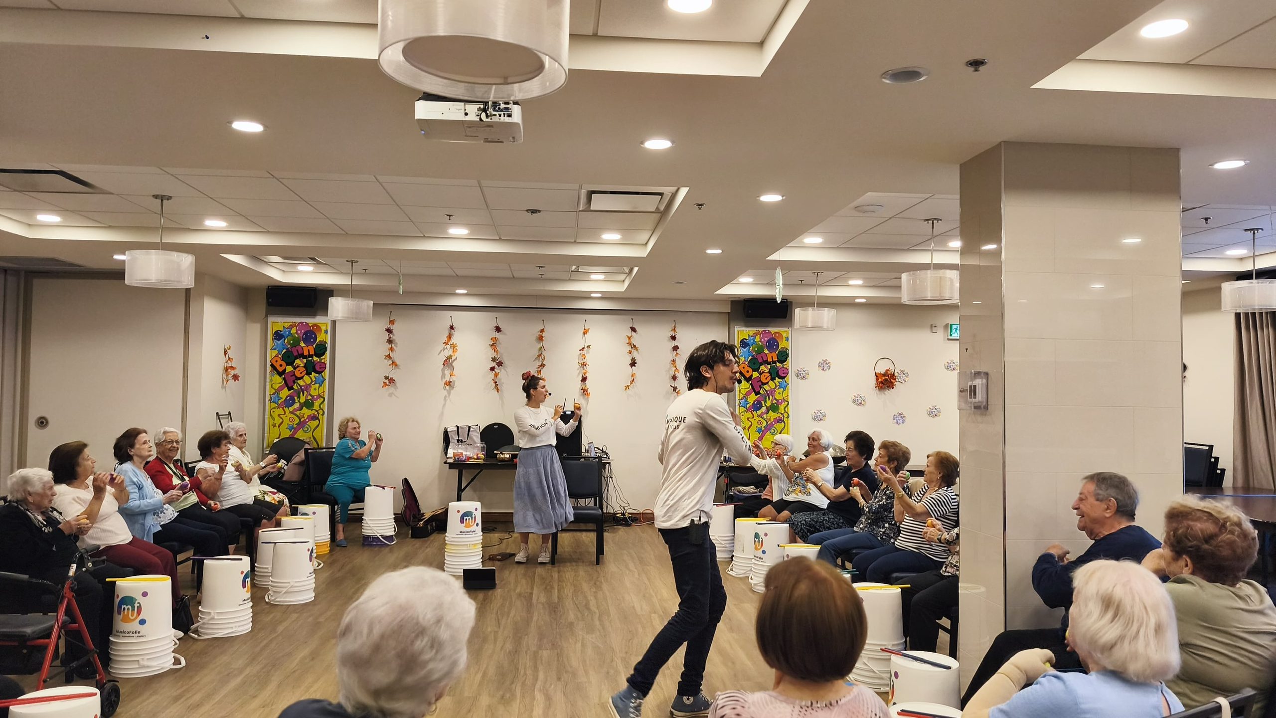 Animation musicale dans la salle commune d'un CHSLD