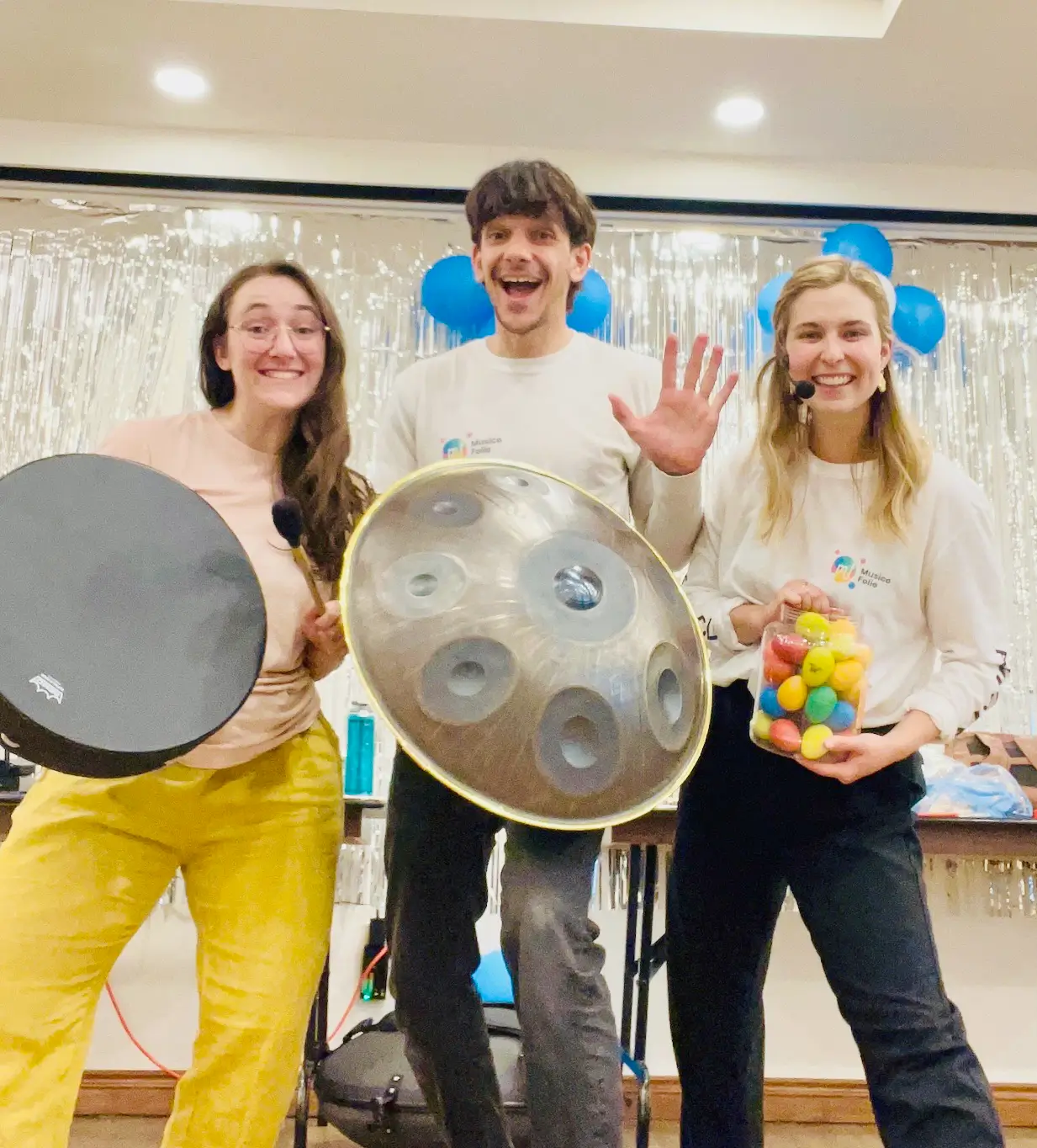 Trois animateur·rice·s Musicofolie souriants avec leurs instruments de musique