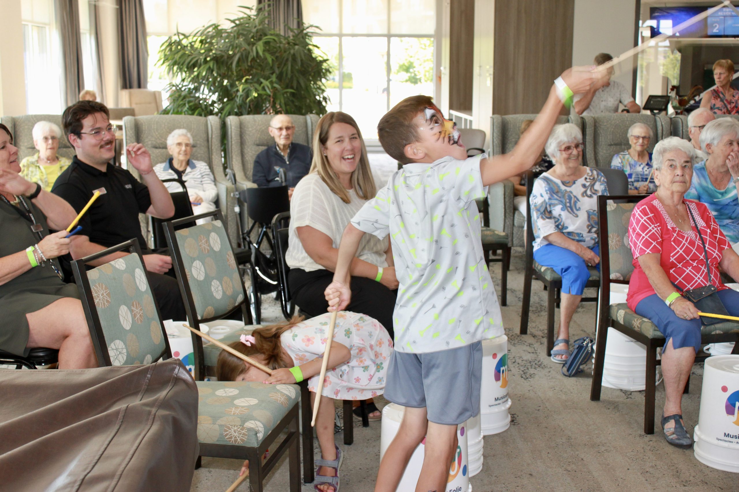 Enfant et aînés réunis autour d'une activité musicale intergénérationnelle