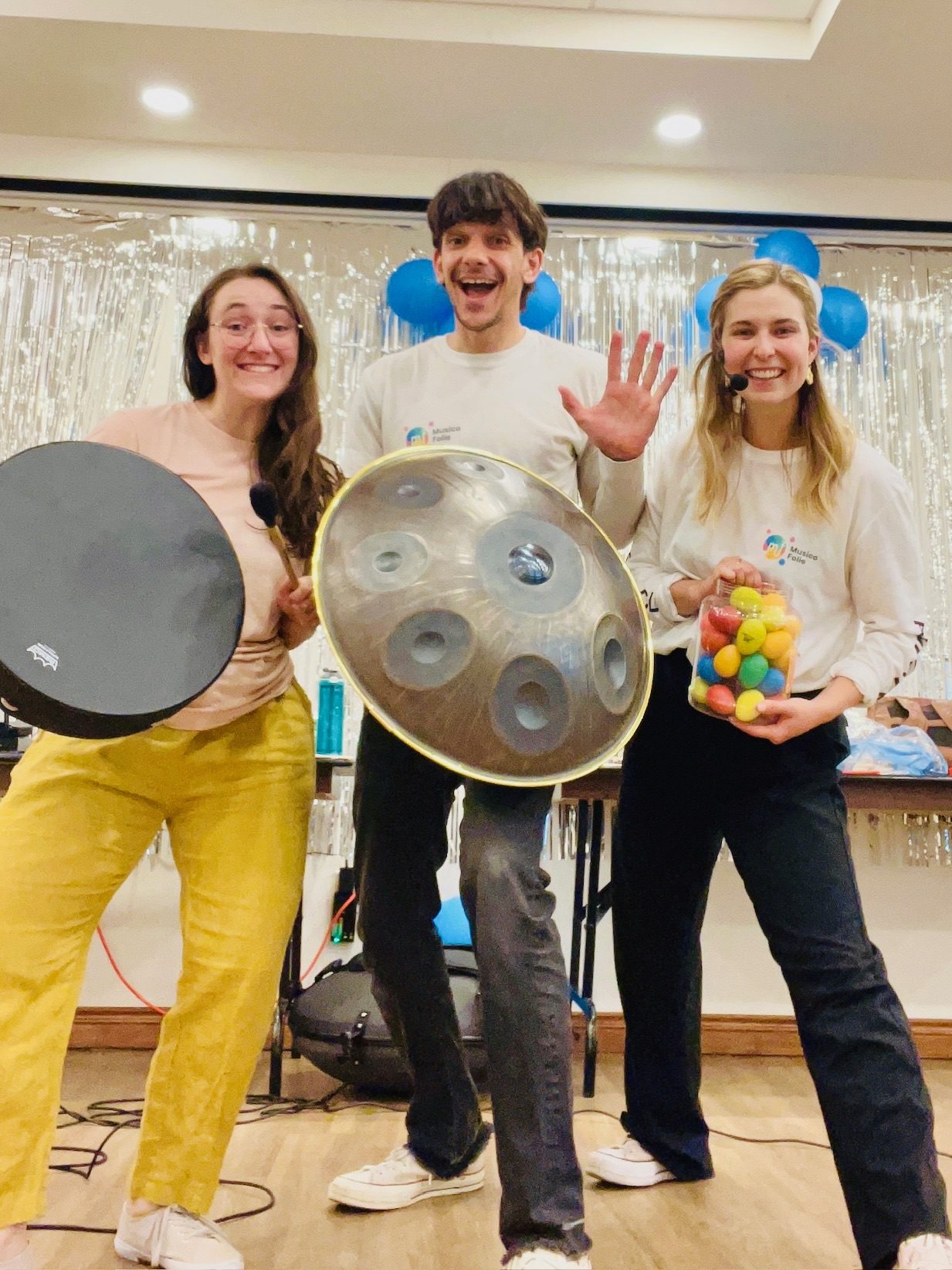 L'équipe Musicofolie en pleine animation musicale avec instruments